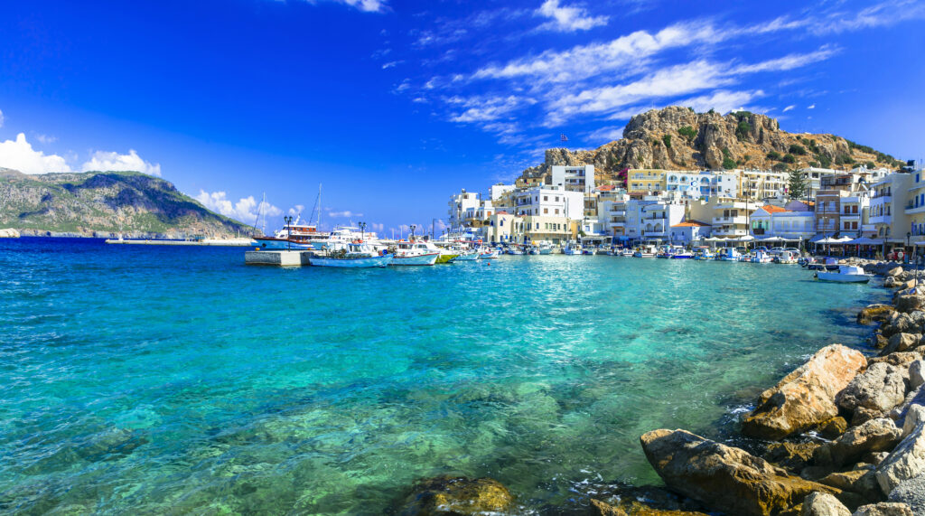 uitzicht stad pigadia karpathos griekenland Uitzicht op de stad Pigadia op Karpathos, Griekenland
