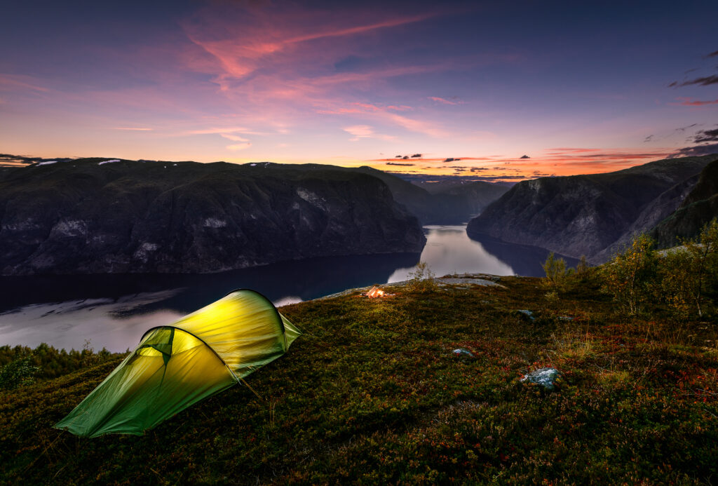 verlichte tent avond met uitzicht aurlandsfjord noorwegen Verlichte tent in de avond met uitzicht op de Aurlandsfjord in Noorwegen