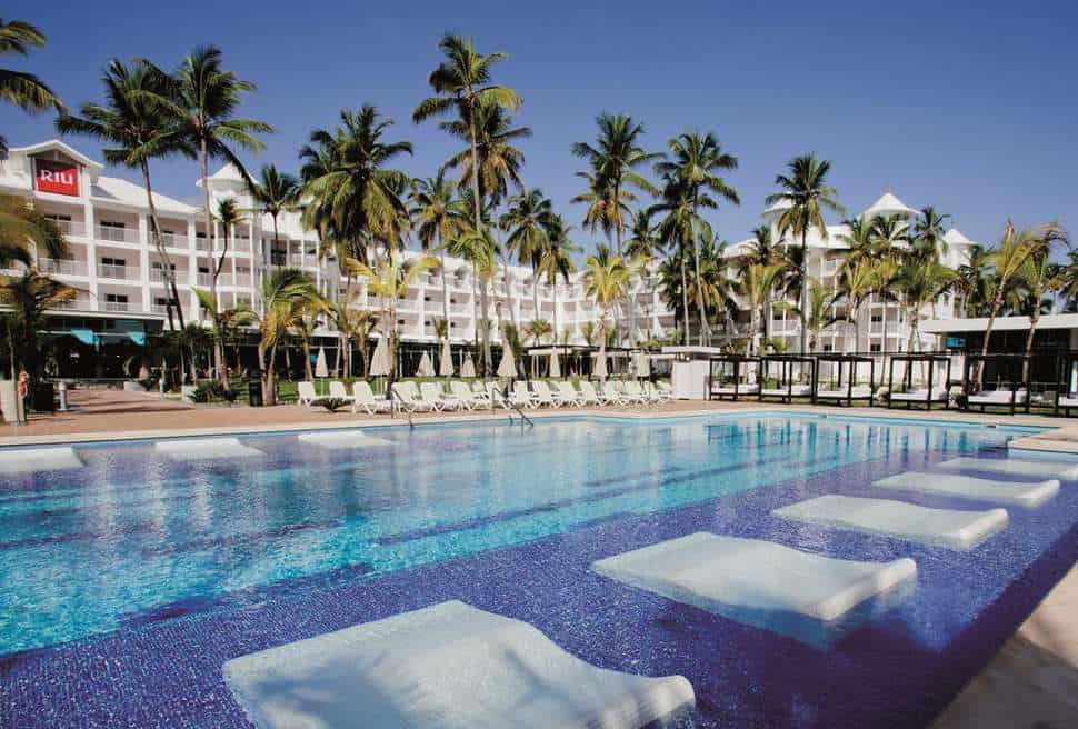 zwembad riu palace macao in punta cana san juan dominicaanse republiek Zwembad van RIU Palace Macao in Punta Cana, San Juan, Dominicaanse Republiek
