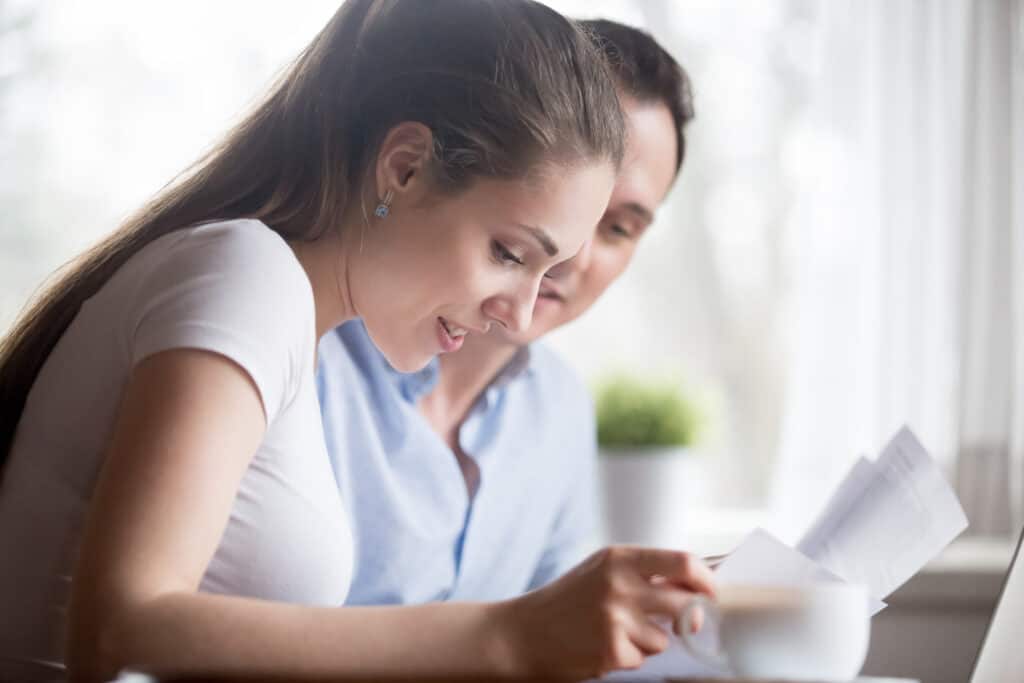 vrouw man bekijken papieren Vrouw en man bekijken papieren