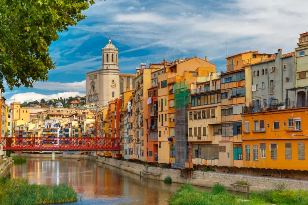 Girona catalonie spanje Kleurrijke huisjes aan het water in Girona, Spanje