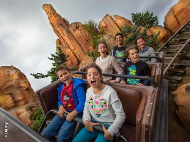 achtbaan disneyland parijs frankrijk Mensen in de achtbaan van Disneyland Parijs, Frankrijk