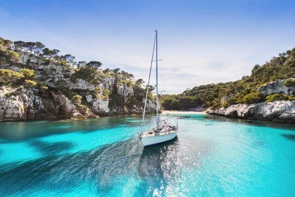 boot lagune menorca Een boot in de laguna van Menorca, Balearen