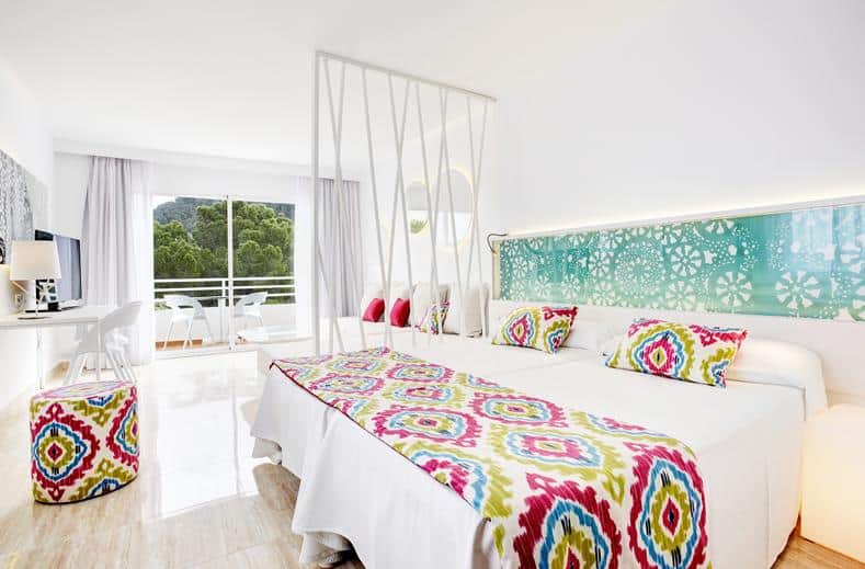 juniorsuite Grupotel ibiza beach resort portinatx spanje Suite van hotel in Cala Portinatx, Spanje