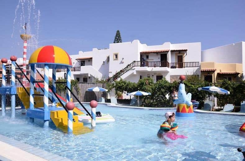 kinderbad Alexander Beach in Stalis Kreta Griekenland Kinderbad van Alexander Beach in Stalis op Kreta, Griekenland