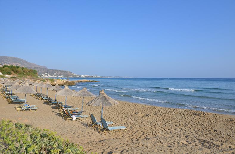 strand Alexander Beach in Stalis Kreta Griekenland Strand van Alexander Beach in Stalis op Kreta, Griekenland