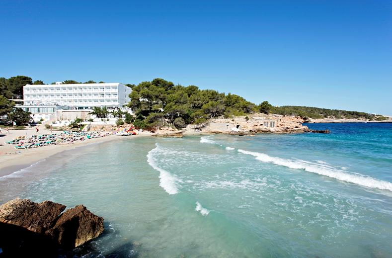 strand Grupotel ibiza beach resort portinatx spanje Strand van Grupotel Ibiza Beach resort in Cala Portinatx, Spanje