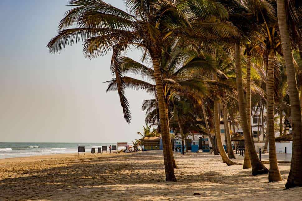 Strand bij Bungalow Beach in Kotu, Western, Gambia