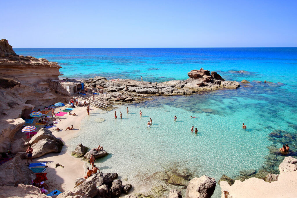 strand zee formentera Strand van Es Calo d'es Mort op Formentera, Balearen