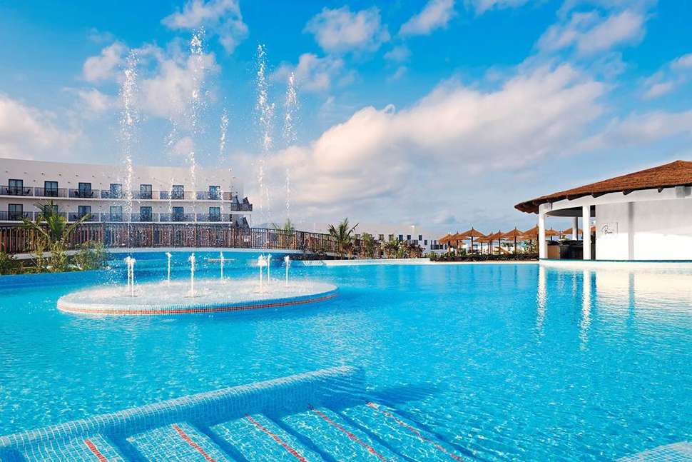 zwembad melia dunas beach resort spa in santa maria sal kaapverdie Zwembad van Meliá Dunas Beach Resort & Spa in Santa Maria, Sal, Kaapverdië