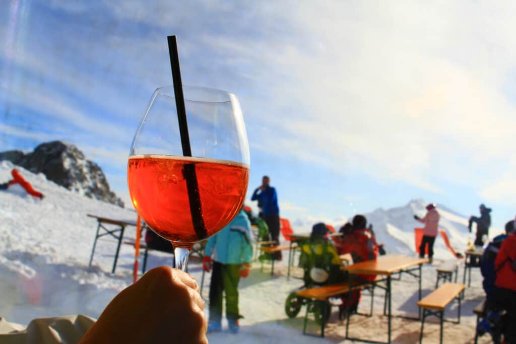 apres ski Aperol Spritz tijdens de Apres-ski op wintersport