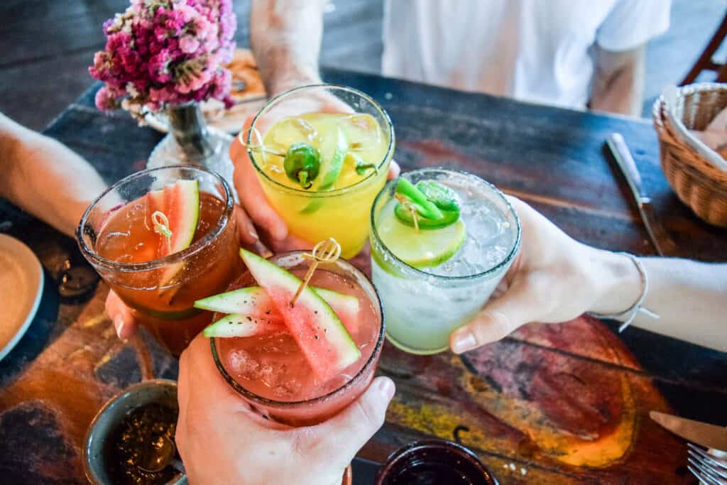 Genieten van cocktails met vrienden