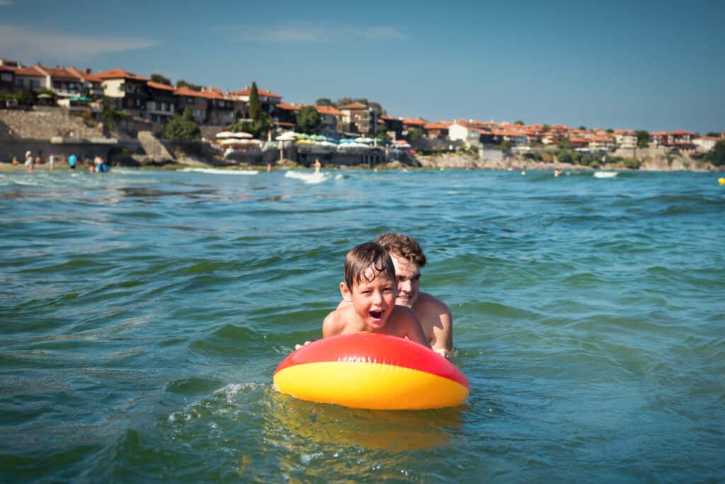 kinderen zee bulgrije Kinderen spelen in de zee in Bulgarije