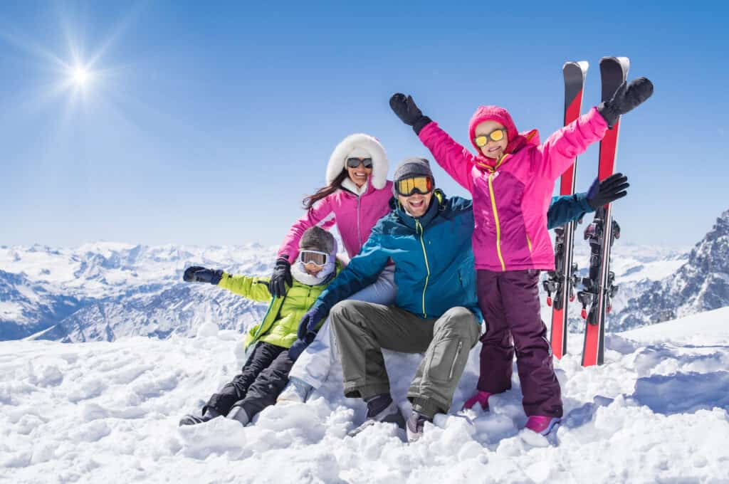 wintersport familie Vrolijke familie op wintersport