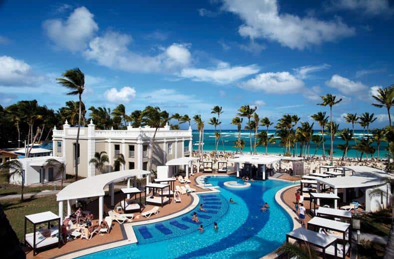 zwembad Riu palace bavaro punta cana dominicaanse republiek Zwembad van RIU Palace Bavaro in Punta Cana, Dominicaanse Republiek
