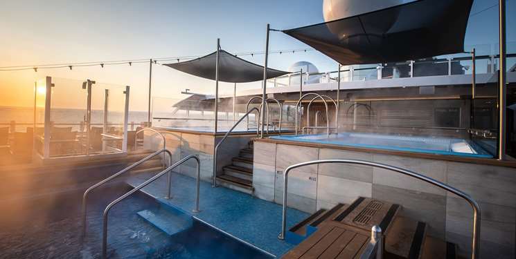 jacuzzi zwembad ms roald amundsen Jacuzzi van MS Roald Amundsen Hurtigruten