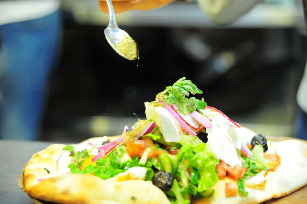 belegde pita broodje tel aviv Belegde pita broodje in Tel-Aviv