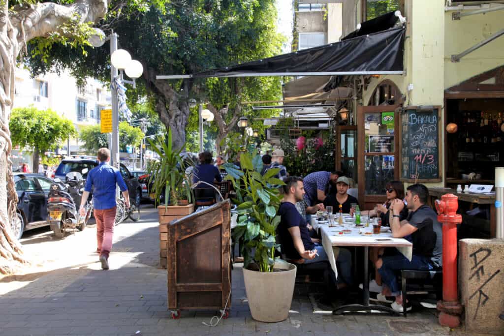 terrasjes met mensen dizengoff plein tel aviv israel Terrasjes met mensen op het Dizengoff plein in Tel-Aviv, Israël