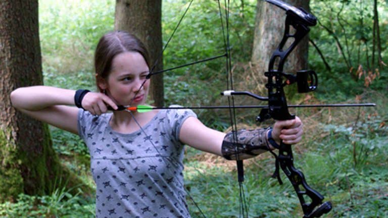 meisje aan boogschieten Meisje aan het boogschieten