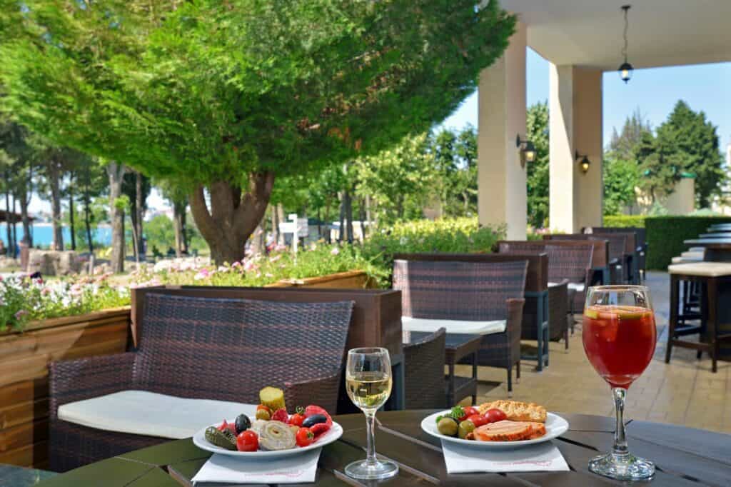 terras met eten drinken sol nessebar mare bay Terras met eten en drinken van Sol Nessebar Mare Bay