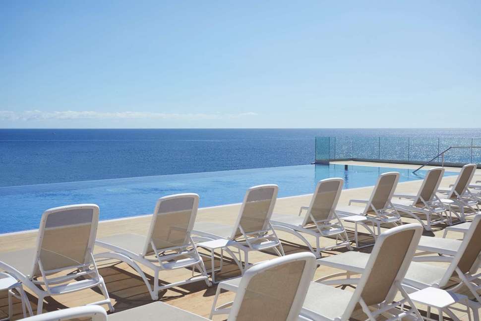 uitzicht zee bij zwembad fantasia bahia principe Uitzicht over zee bij het zwembad van Fantasia Bahia Principe