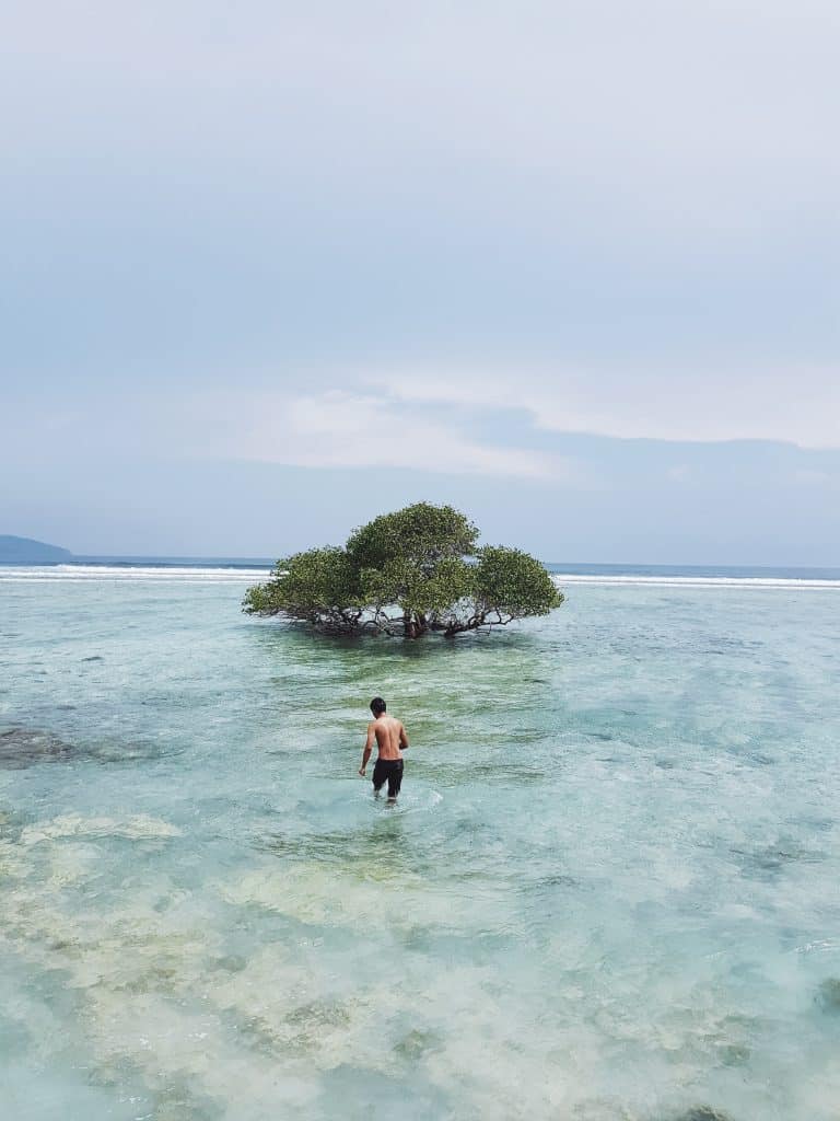 lopen in zee Wandelen in de zee van de Gili Eilanden