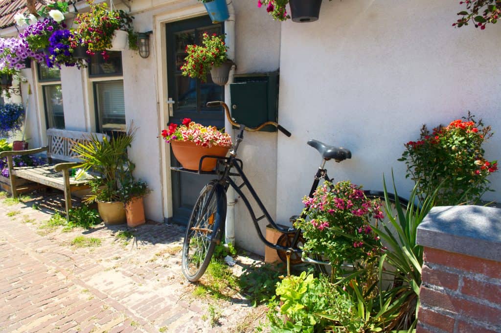 Fiets huisje terschelling Fiets bij een huisje