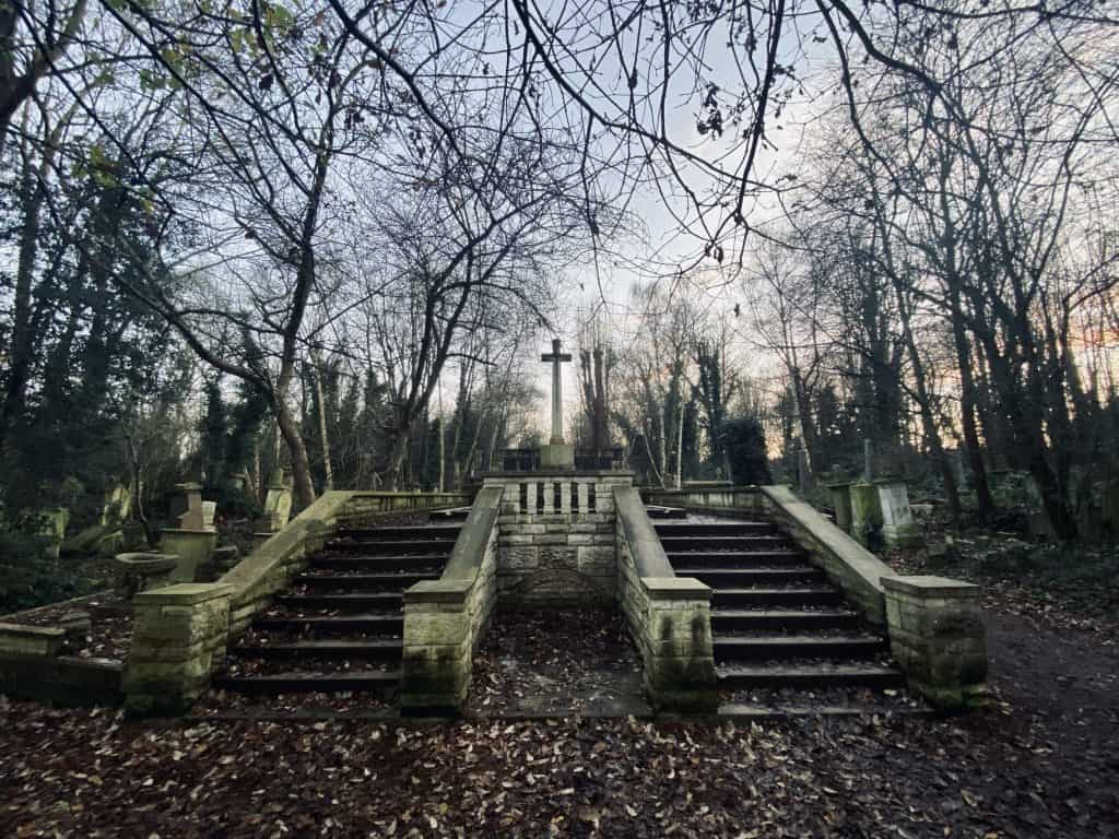 abney park londen Groot kruis in Abney Park cemetery begraafplaats Londen