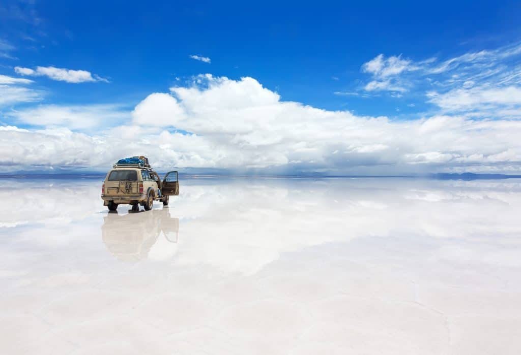 auto salar de uyuni bolivia Salar de Uyuni met auto in Bolivia