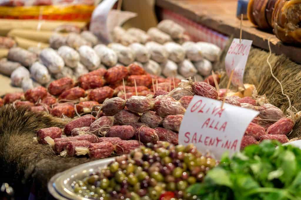 salami markt italie Salami op een markt in Italië