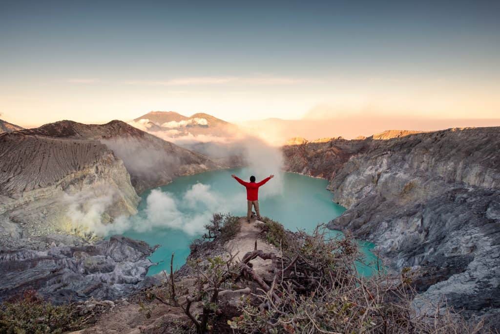 uitzicht krater meer java Uitzicht over kratermeer Kawah Ijen op Java