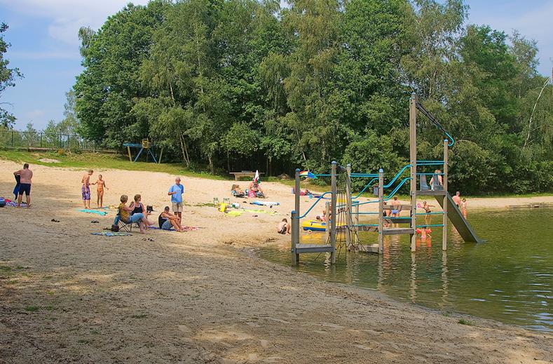 kinderen aan spelen zwemplas Kinderen aan het spelen in de zwemplas