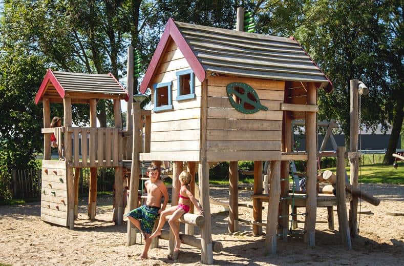 kinderen speeltuin Kinderen in de speeltuin