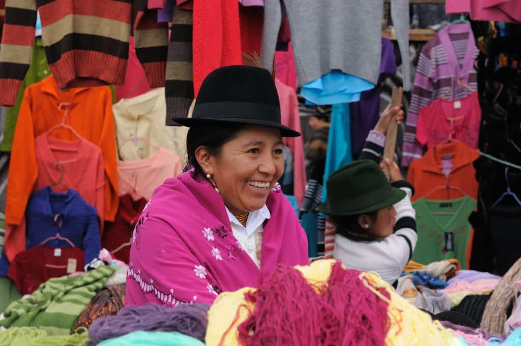 ecuadoriaanse vrouw traditionele kleding markt ecuador Ecuadoriaanse vrouw in traditionele kleding op een markt in Ecuador