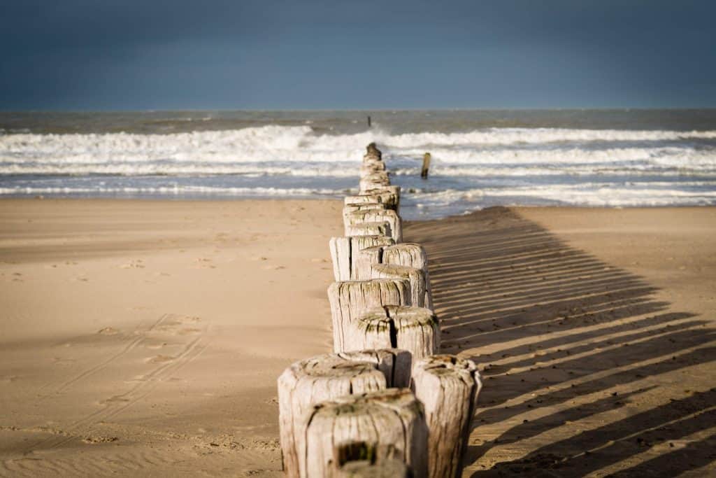 Golvenbrekers op het strand van Cadzand, Zeeland