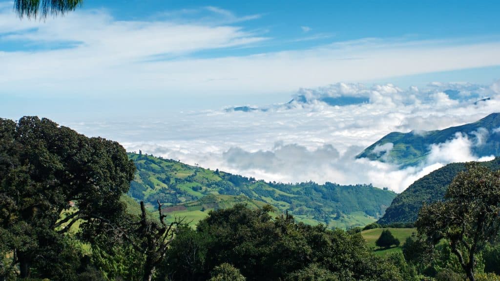 uitzicht groene bergen boven wolken nabij cuenca ecuador Uitzicht over de groene bergen boven de wolken nabij Cuenca, Ecuador