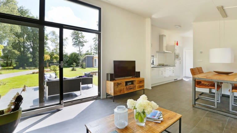 woonkamer lodge vakantiepark lochemse berg Woonkamer van een lodge van Vakantiepark de Lochemse Berg