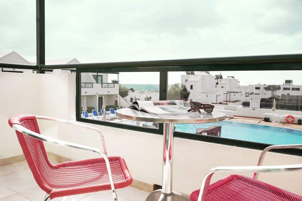 Balkon met literatuur en zonnebril