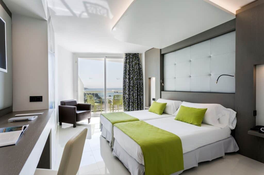 hotelkamer van the ibiza twiins Hotelkamer van The Ibiza Twiins