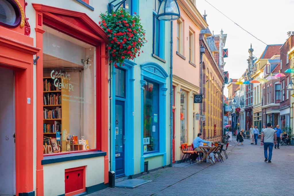 kleurrijke winkelstraat met cafe oude centrum deventer nederland Kleurrijke winkelstraat met café in het oude centrum van Deventer, Nederland
