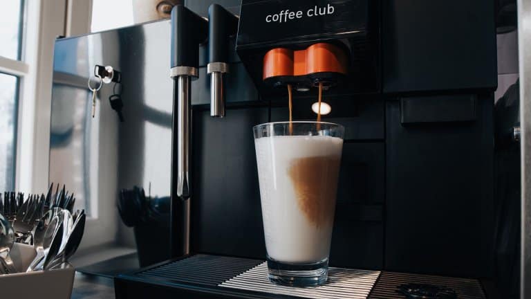 koffie automaat met latte macchiato