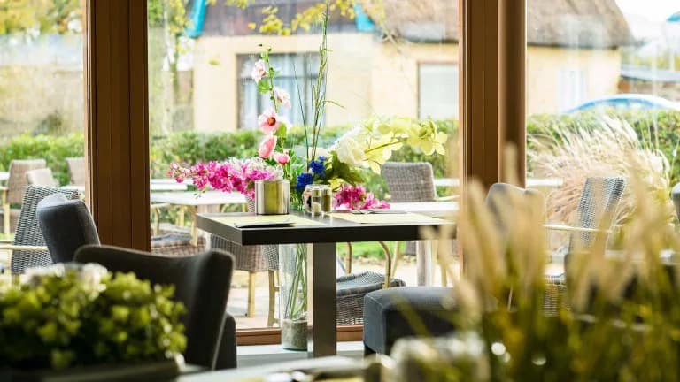 ontbijtzaal hotel nes Ontbijtzaal van Hotel Nes