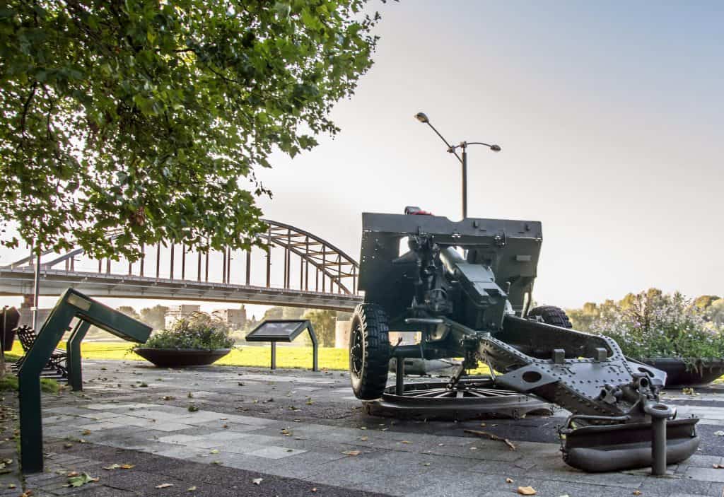 oud leger kanon uitzicht brug arnhem Oud leger kanon en uitzicht op de brug van Arnhem