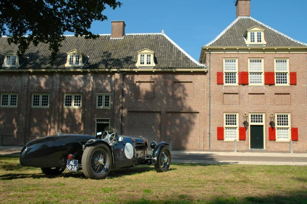 oude auto voor paleis loo apeldoorn gelderland Oude auto voor Paleis het Loo in Apeldoorn, Gelderland