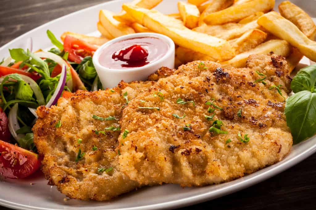 schnitzel met patatjes salade Schnitzel met patatjes en salade