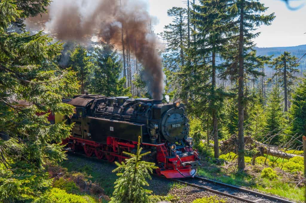 stoomlocomotief rijdt door harz gebergte Stoomlocomotief rijdt door het Harz-gebergte