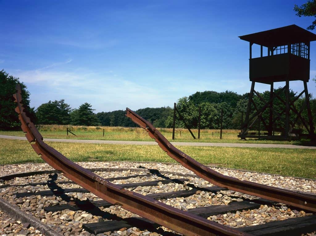 treinspoor voormalig kamp westerbork drenthe Treinspoor in voormalig kamp Westerbork