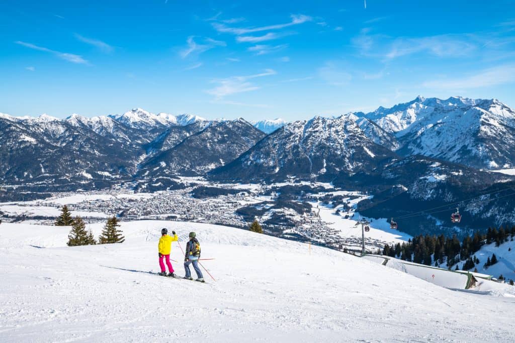 Uitzicht vanaf de piste over Reutte in de Oostenrijkse Alpen in de winter