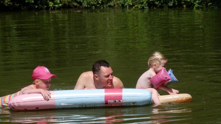 vader met kinderen bootje Vader met kinderen in een bootje