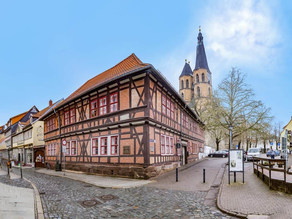 vakwerkhuis kerk nordhausen duitsland Vakwerkhuis en kerk in Nordhausen, Duitsland